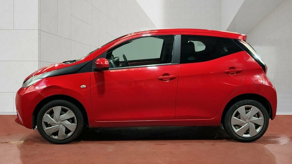 Toyota Aygo 1L X-play Red #6