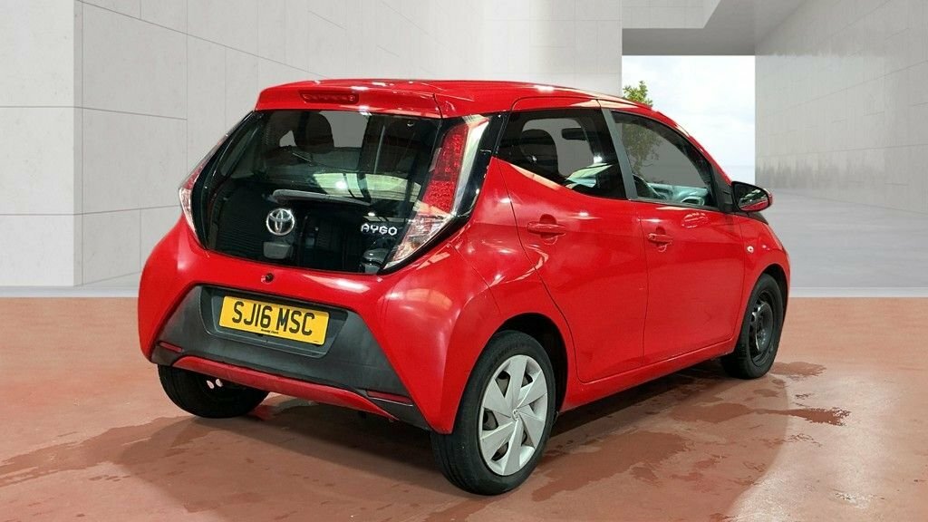 Toyota Aygo 1L X-play Red #4