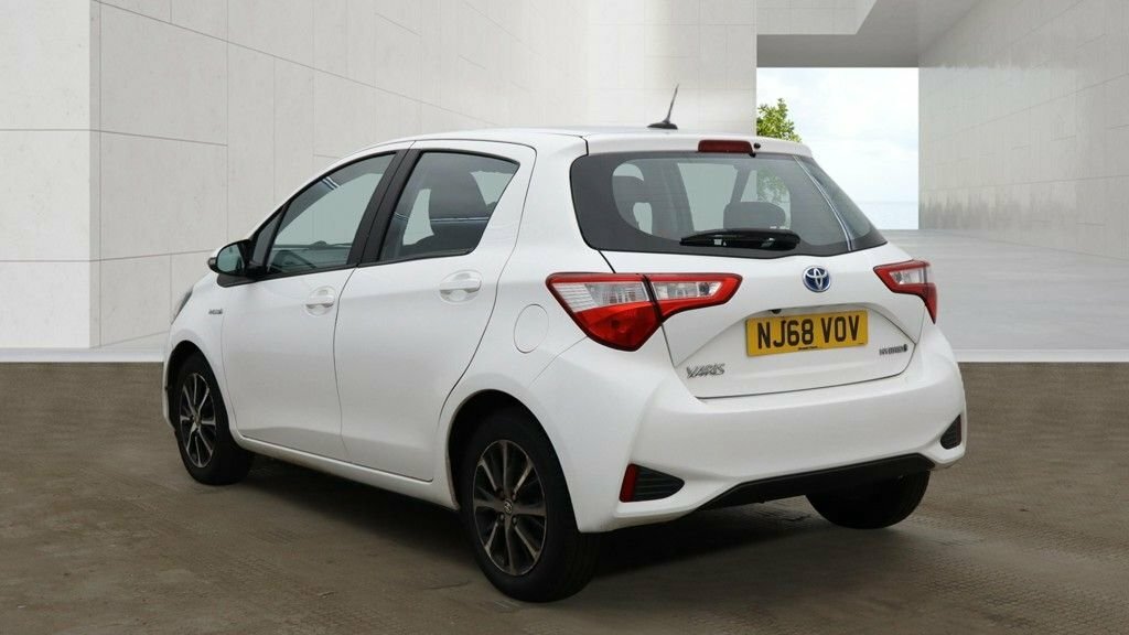 Toyota Yaris 1.5L Icon Tech White #3