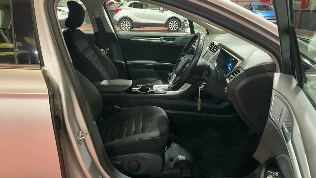 Ford Mondeo Hatchback Grey #9