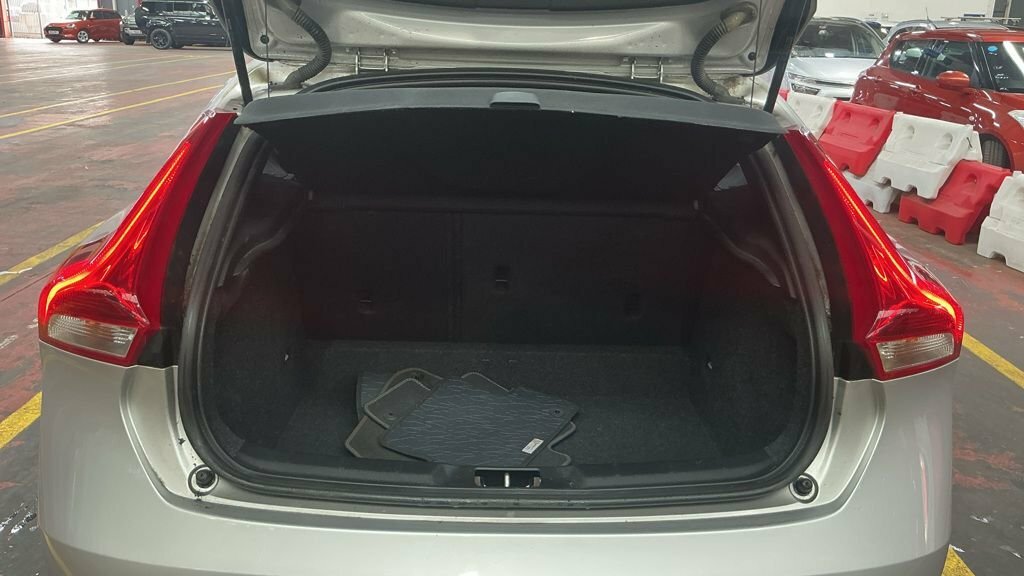 Volvo V40 D3 4 Cyl 150 R Design Nav Plus 2018 Silver #7
