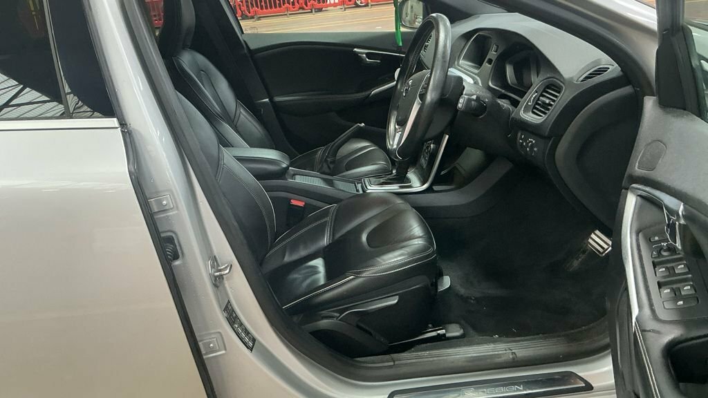 Volvo V40 D3 4 Cyl 150 R Design Nav Plus 2018 Silver #9