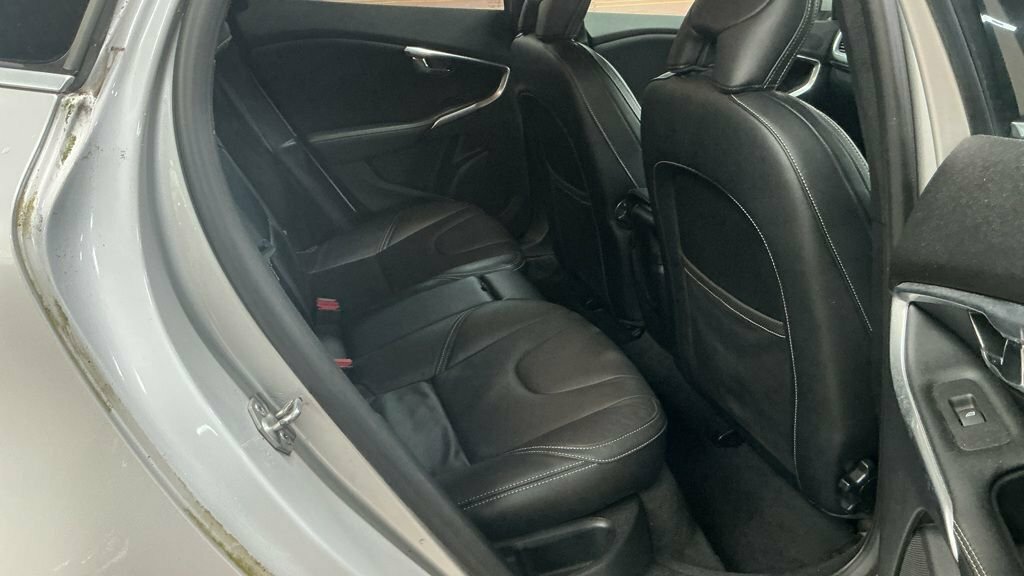 Volvo V40 D3 4 Cyl 150 R Design Nav Plus 2018 Silver #8