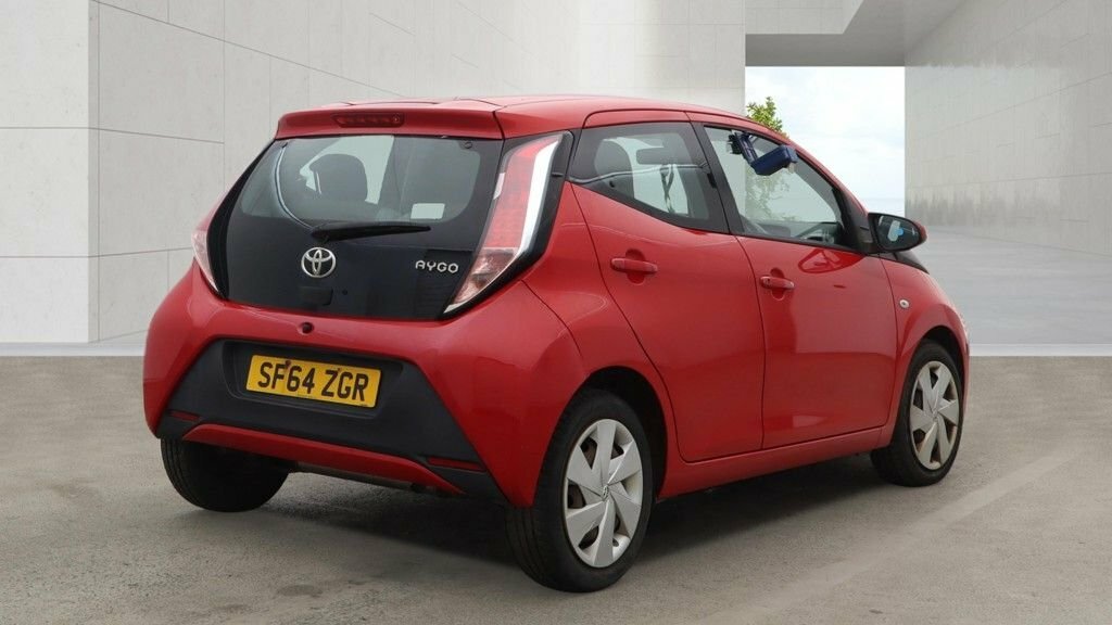 Toyota Aygo 1L X-play Red #4