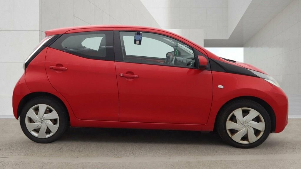 Toyota Aygo 1L X-play Red #5