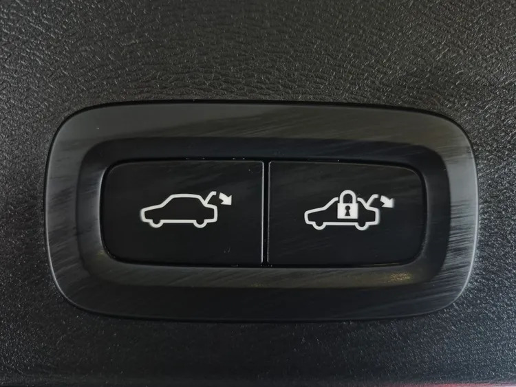 Volvo XC40 2.0 B3p Plus Dark Black #24