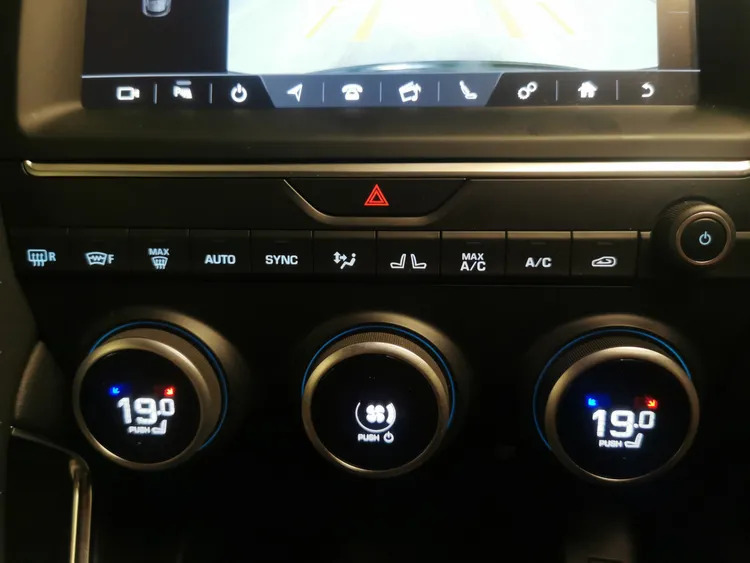 Jaguar E-Pace Jaguar Estate 2.0D 180 Hse Silver #29