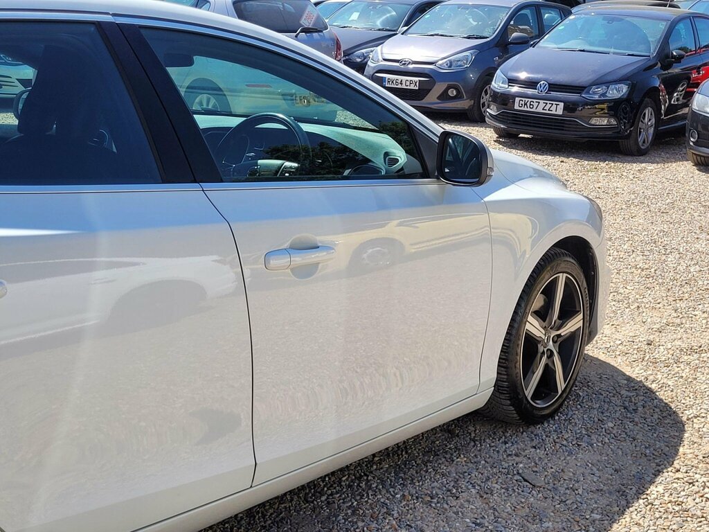 Volvo V40 2.0 T2 R-design Euro 6 Ss HT16CVK White #6