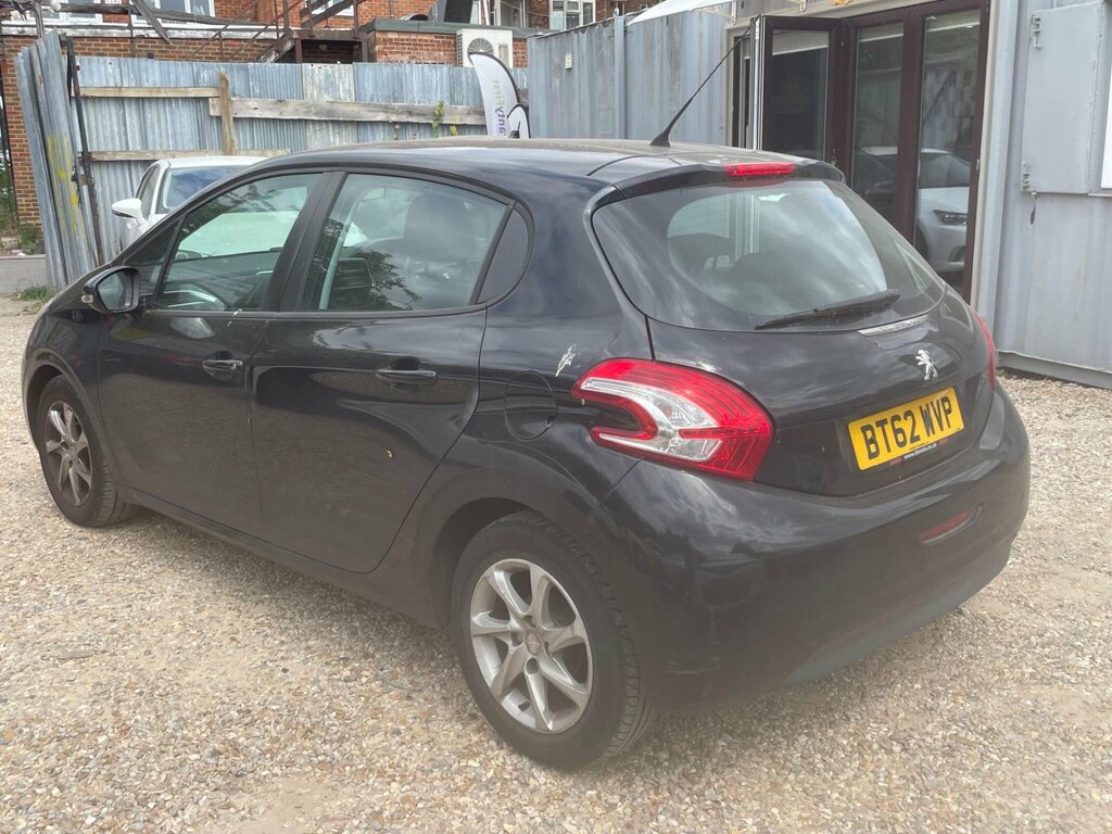 Peugeot 208 1.4 Hdi Active Euro 5 Black #4