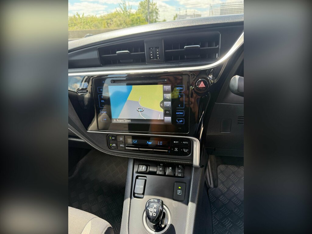 Toyota Auris 1.8 Vvt-h Business Edition Hatchback Hy FM17ZDF Silver #2