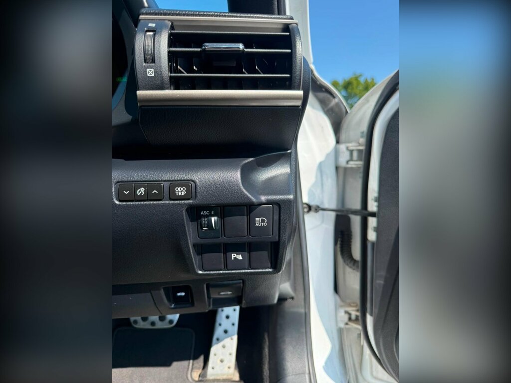 Lexus IS 300H Cvt White #13