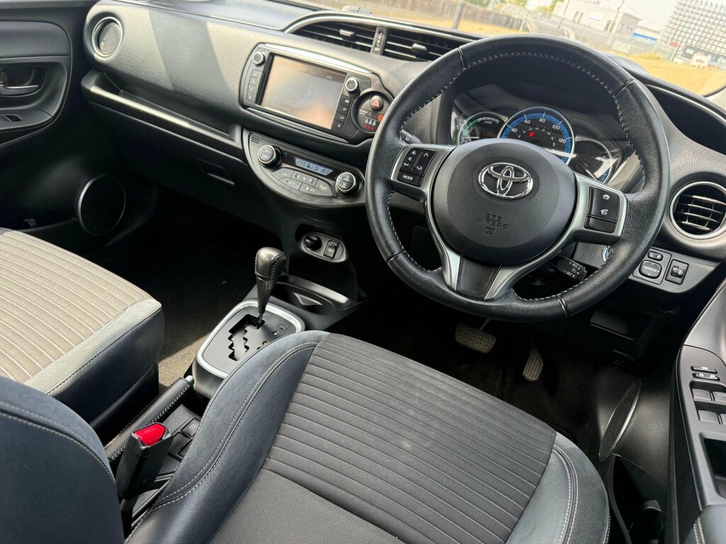 Toyota Yaris 1.5 Vvt-h Excel E-cvt Euro 6 15In Alloy Red