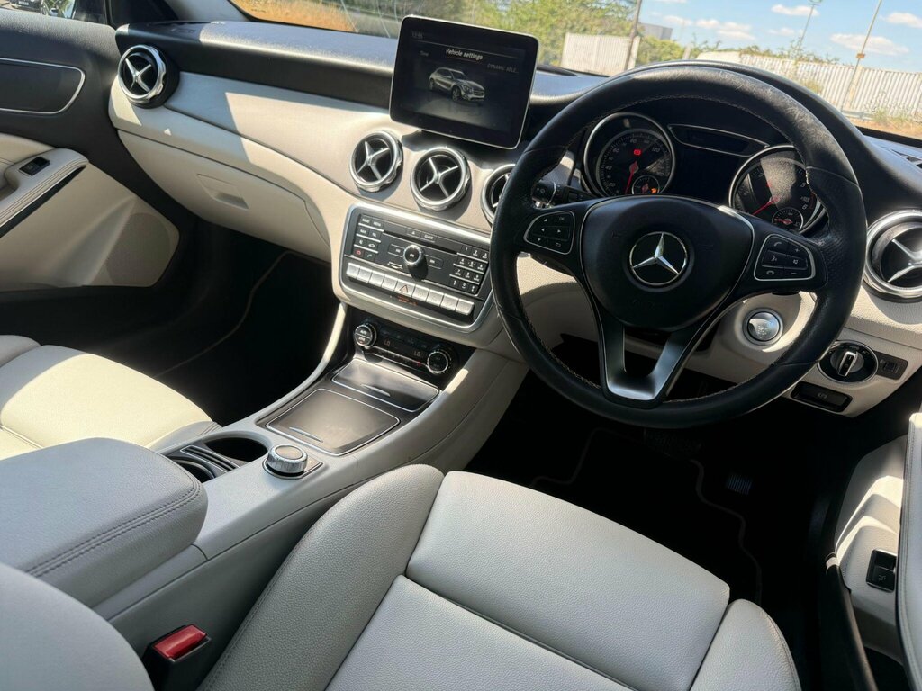 Mercedes-Benz GLA Class 2.1 Gla200d Sport Executive 7G-dct 4Matic Euro 6 PJ17WHV Black #2