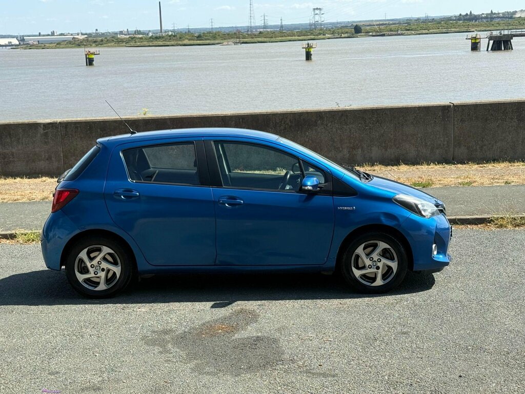 Toyota Yaris Hatchback Red #8