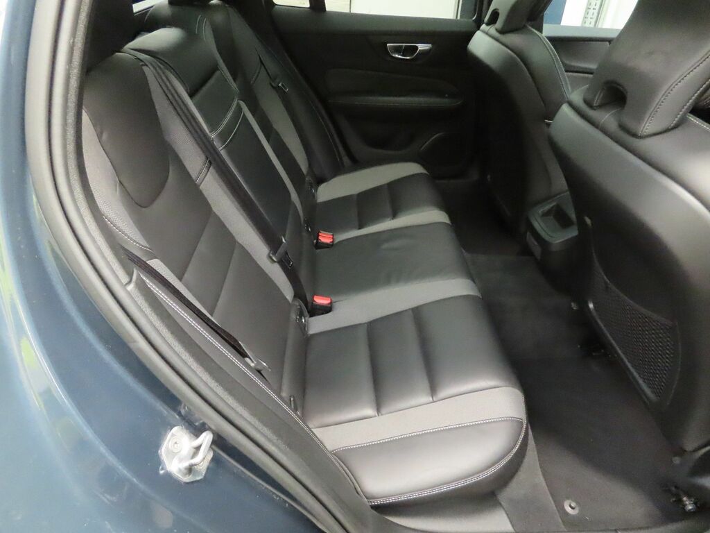 Volvo V60 D4 R-design Pro Estate Blue #2