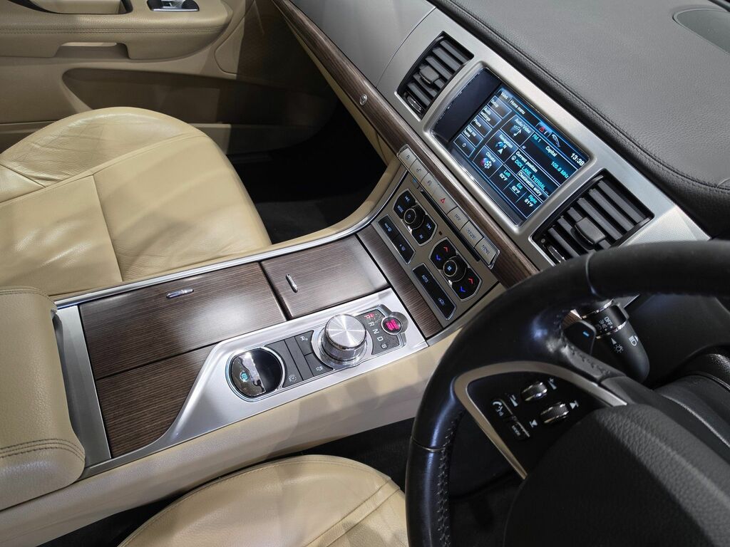 Jaguar XF 5.0 V8 Premium Black #31