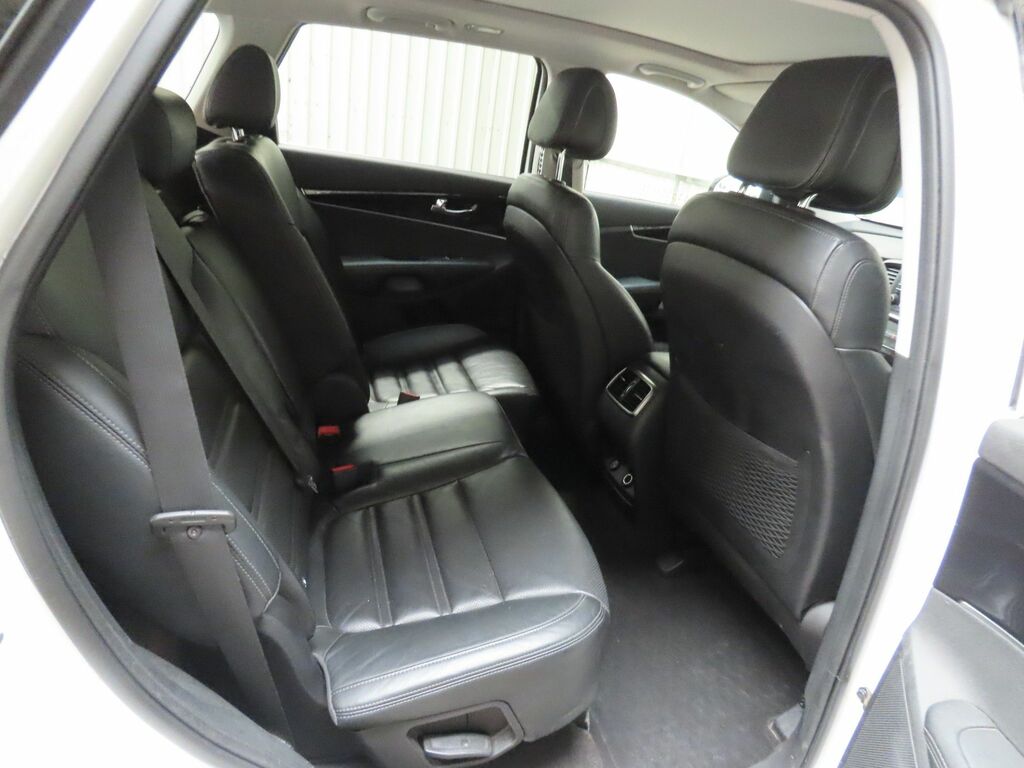 Kia Sorento Crdi Kx-3 Suv White #3