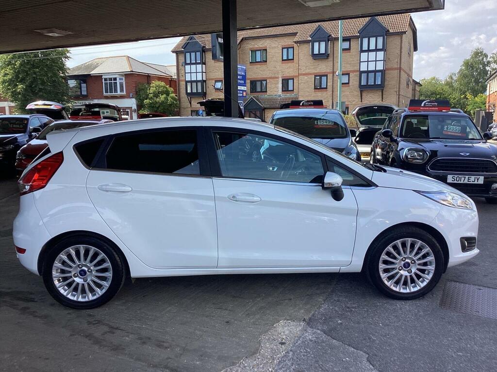 Ford Fiesta Hatchback 1.6 Titanium Powershift Euro 5 2013 White #2