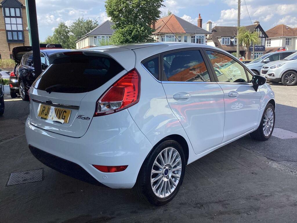 Ford Fiesta Hatchback 1.6 Titanium Powershift Euro 5 2013 White #3