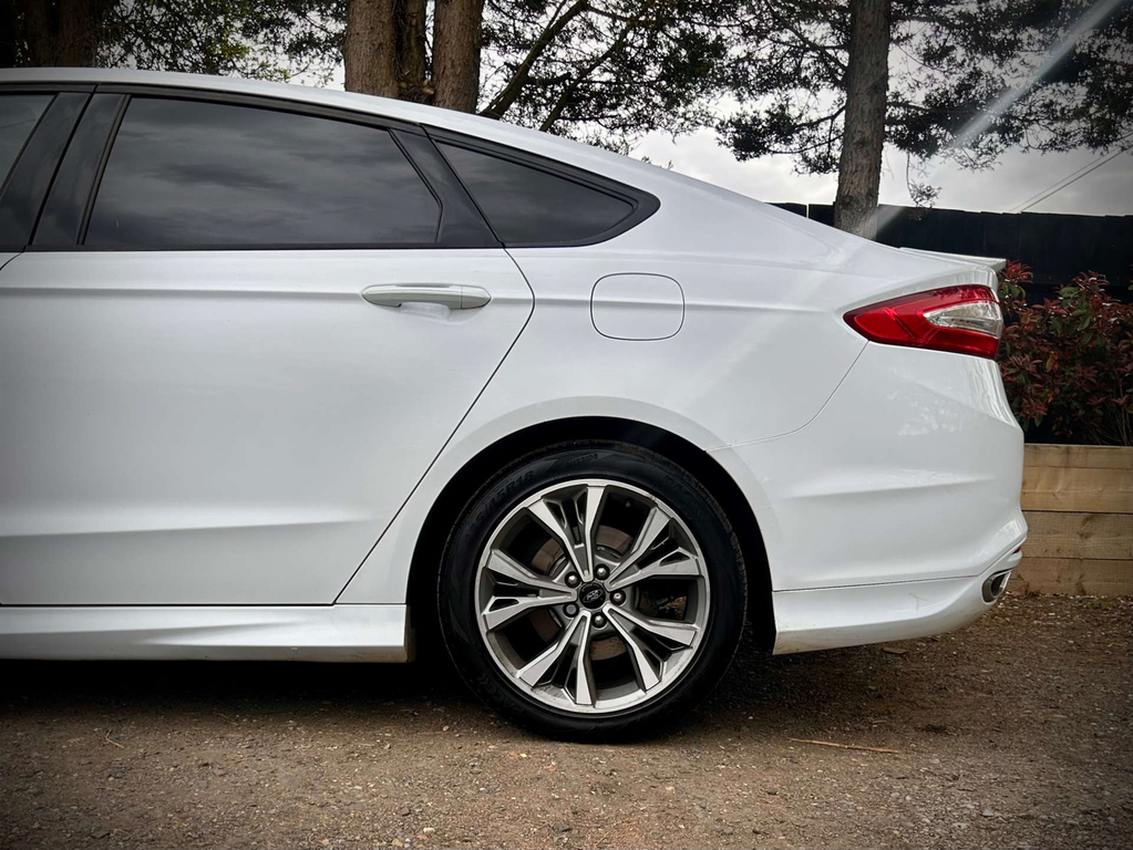 Ford Mondeo Vignale Red #27