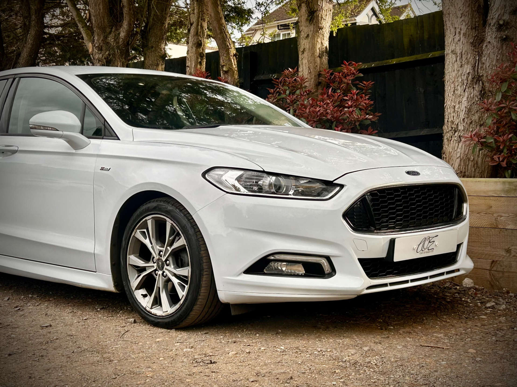 Ford Mondeo Vignale Red #18