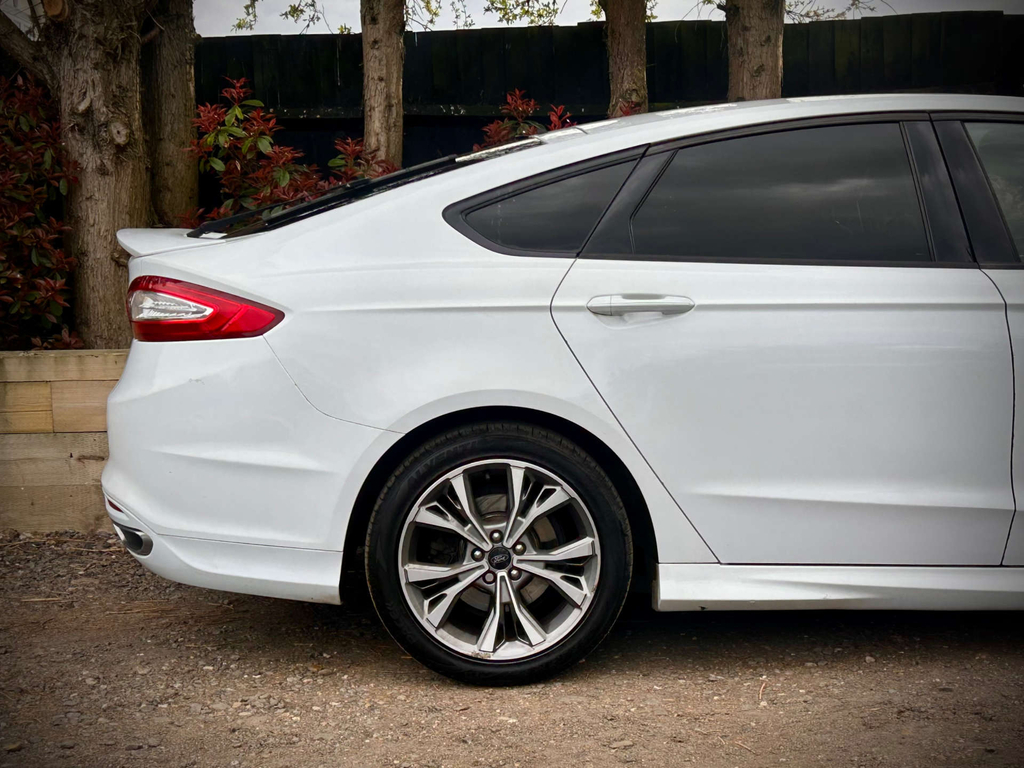 Ford Mondeo Vignale Red #17