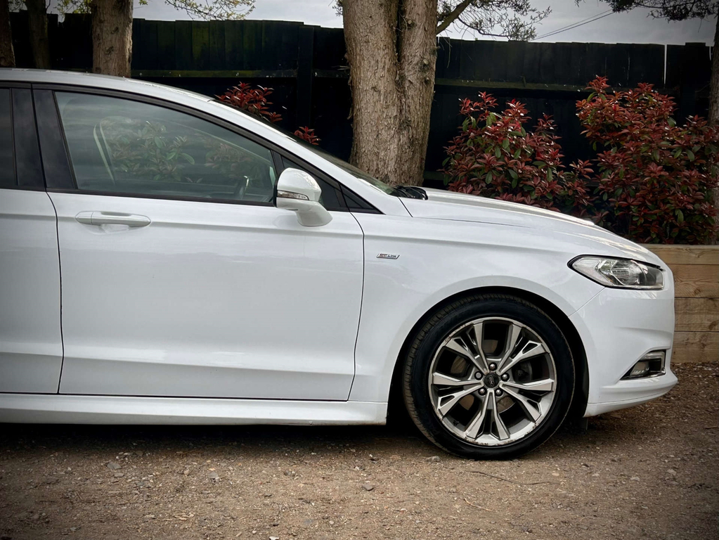 Ford Mondeo Vignale Red #16
