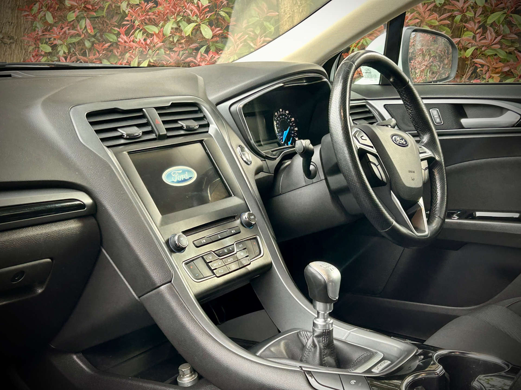 Ford Mondeo Vignale Red #8