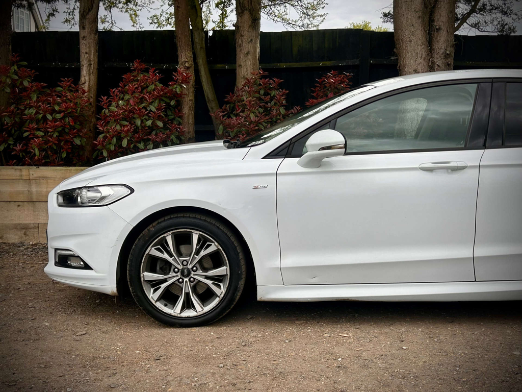 Ford Mondeo Vignale Red #29