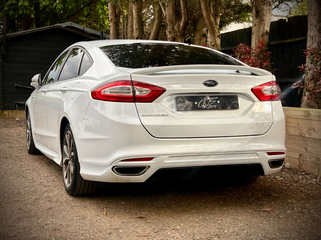 Ford Mondeo Vignale Red #24