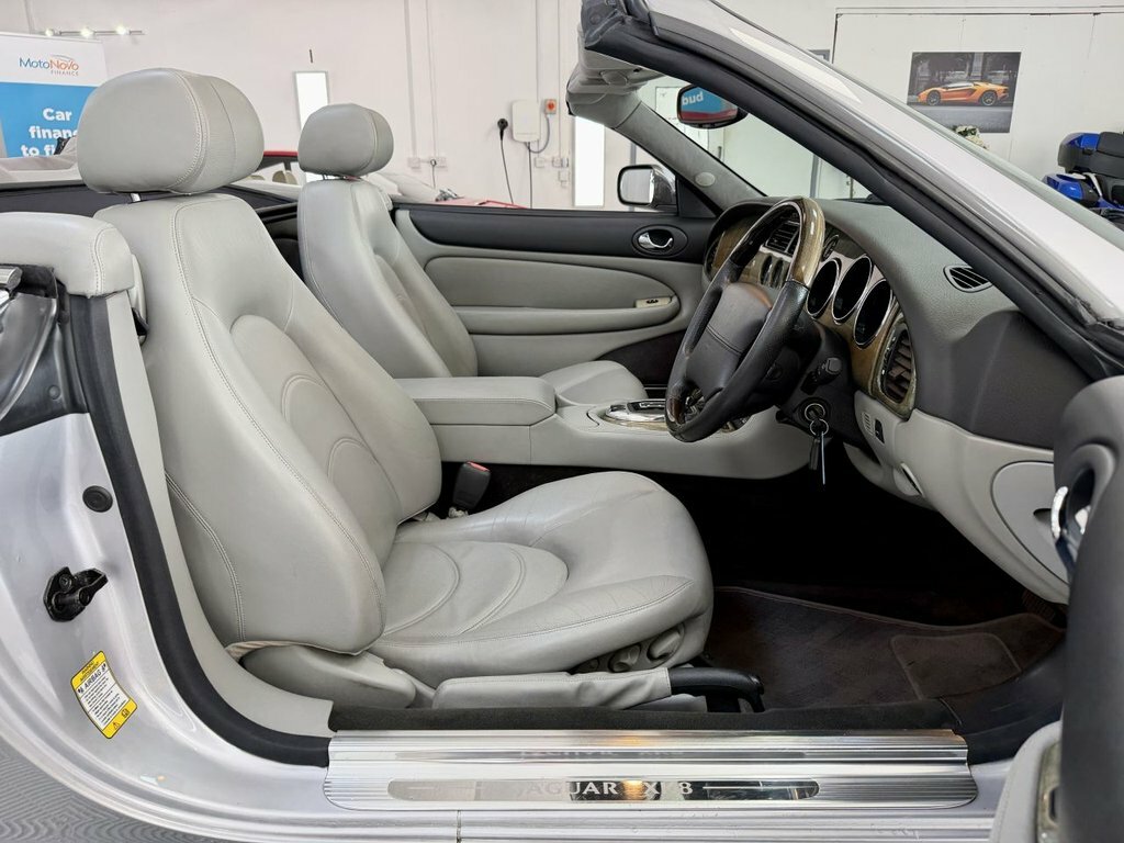 Jaguar XK8 Coupe Black #32