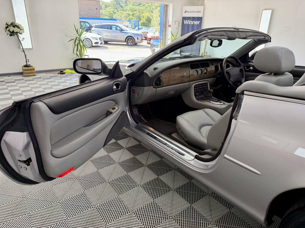 Jaguar XK8 Coupe Black #26