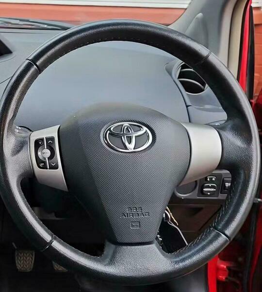 Toyota Yaris 1.3 Vvt-i T Spirit Silver #4