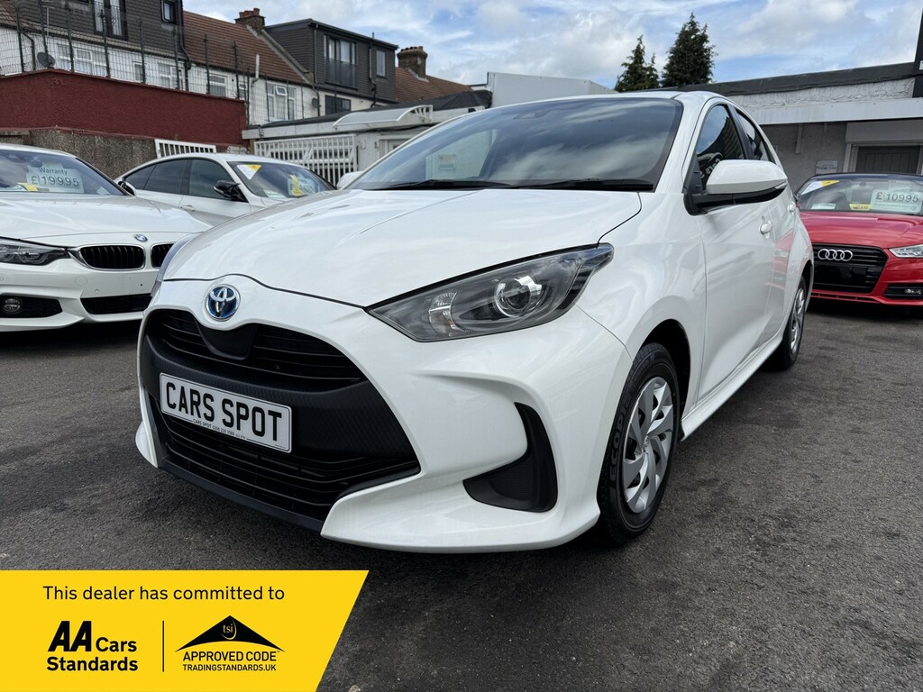 Toyota Yaris Hatchback 1.5 Vvt-h Design E-cvt Euro 6 Ss White