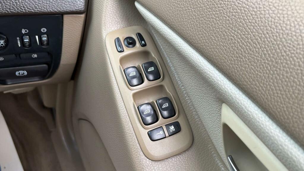Volvo XC90 White #29