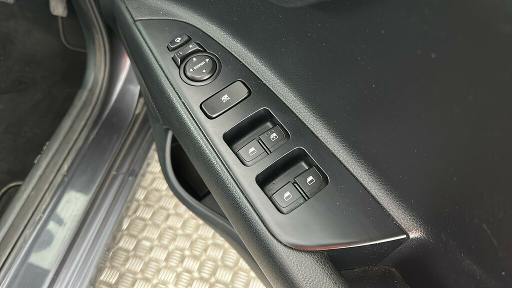 Kia RIO 1.4 2 Isg 5-Door Hatchback White #31