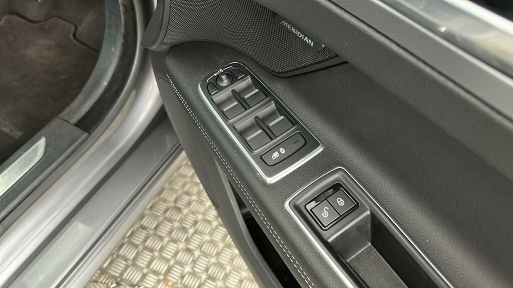 Jaguar XF Portfolio Black #32