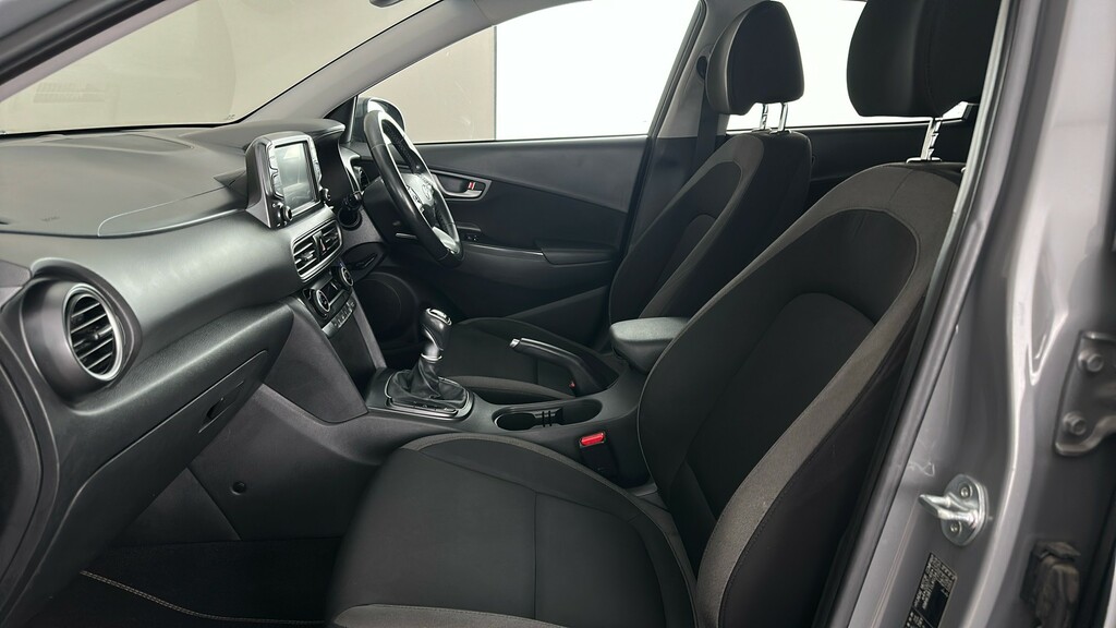 Hyundai Kona Hatchback White #17