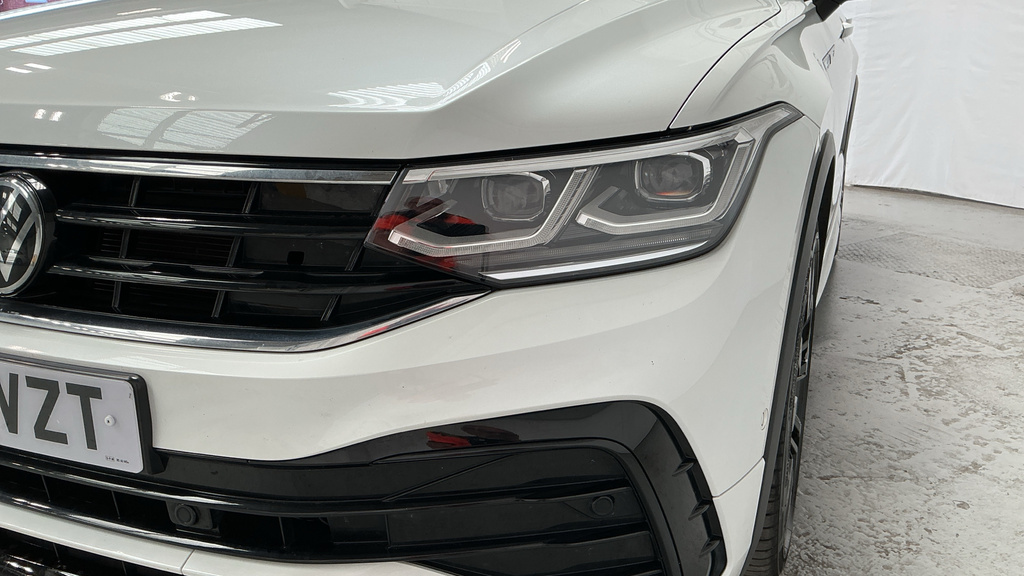 Volkswagen Tiguan Elegance Launch Edition Red #14