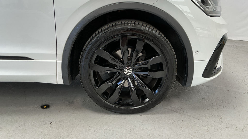 Volkswagen Tiguan Elegance Launch Edition Red #8