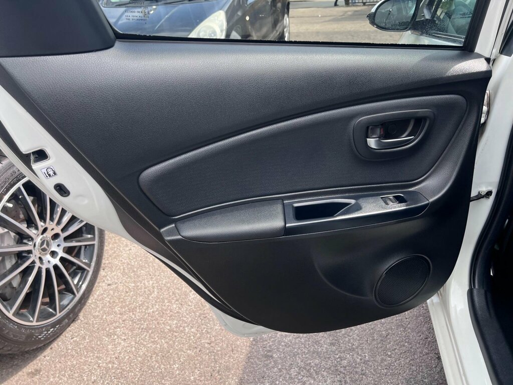 Toyota Yaris 1.5 Vvt-h Excel E-cvt Euro 6 15In Alloy Silver #28