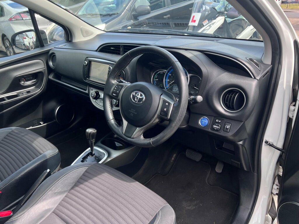 Toyota Yaris 1.5 Vvt-h Excel E-cvt Euro 6 15In Alloy Silver #18