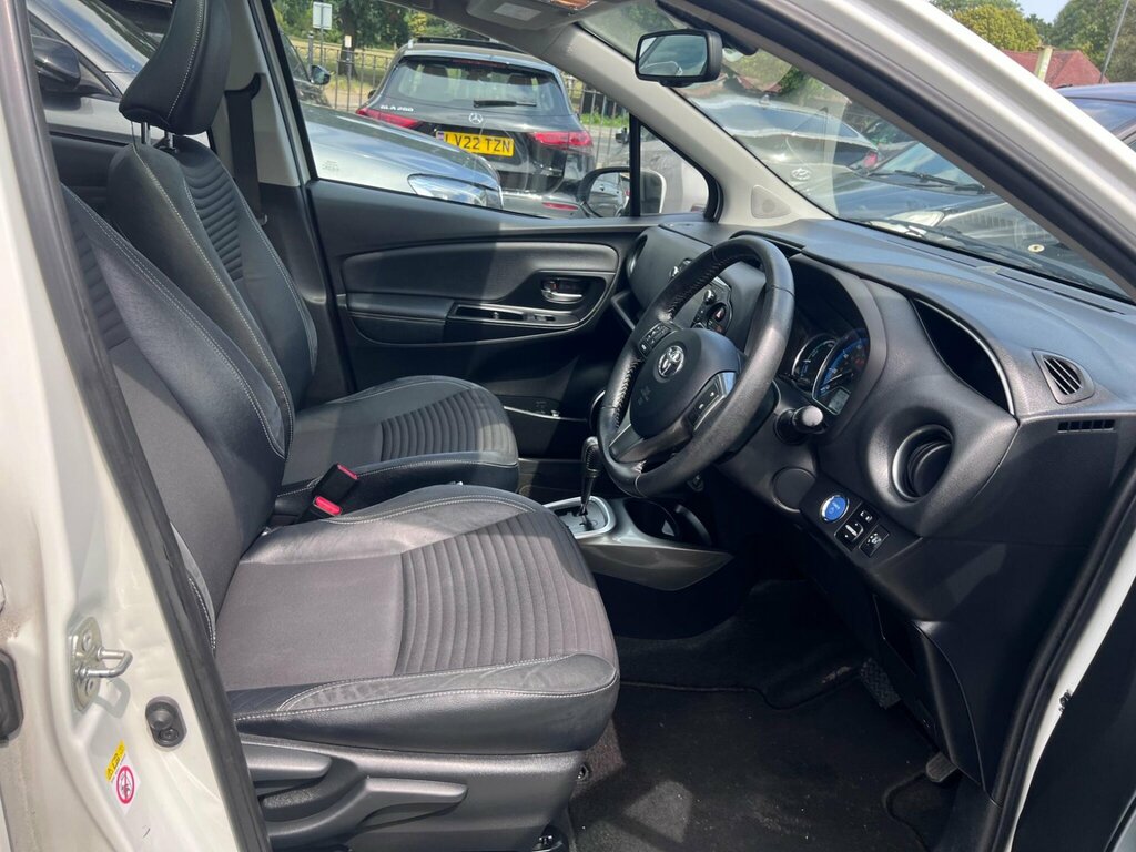 Toyota Yaris 1.5 Vvt-h Excel E-cvt Euro 6 15In Alloy Silver #17