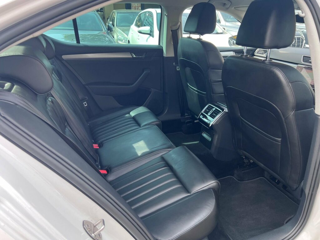 Skoda Superb 2.0 Tdi Scr 190Ps White #9