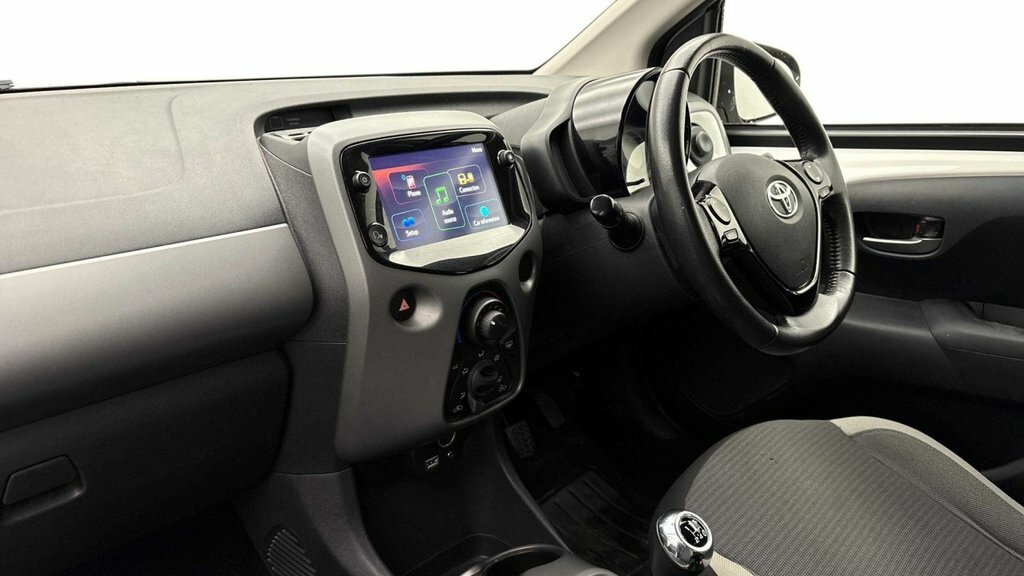 Toyota Aygo 1L X-play White #4