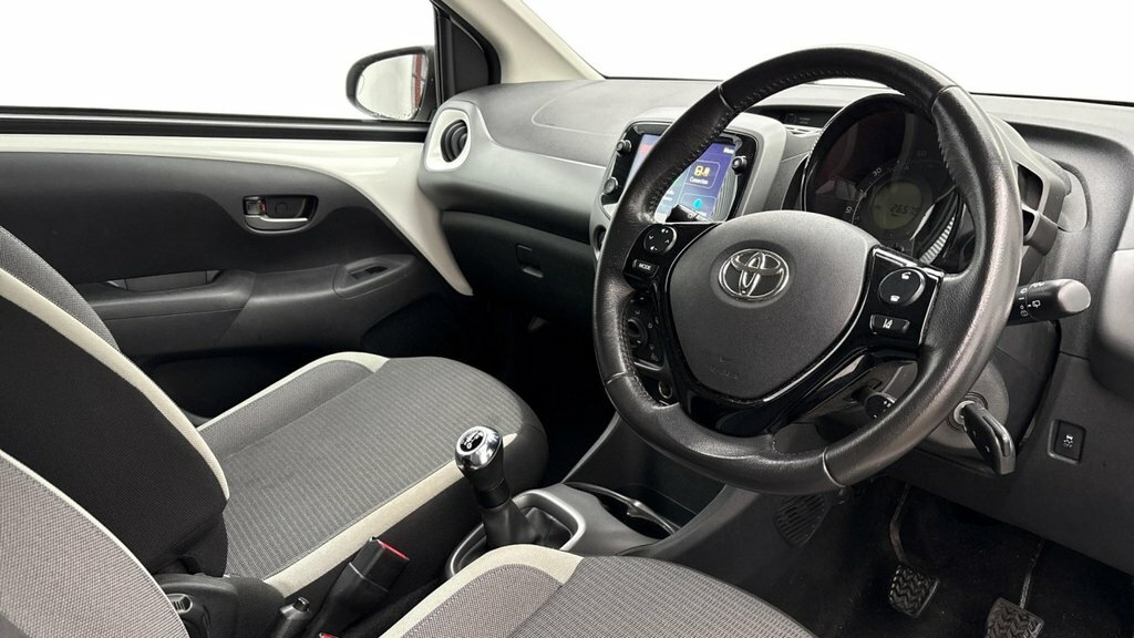 Toyota Aygo 1L X-play White #5