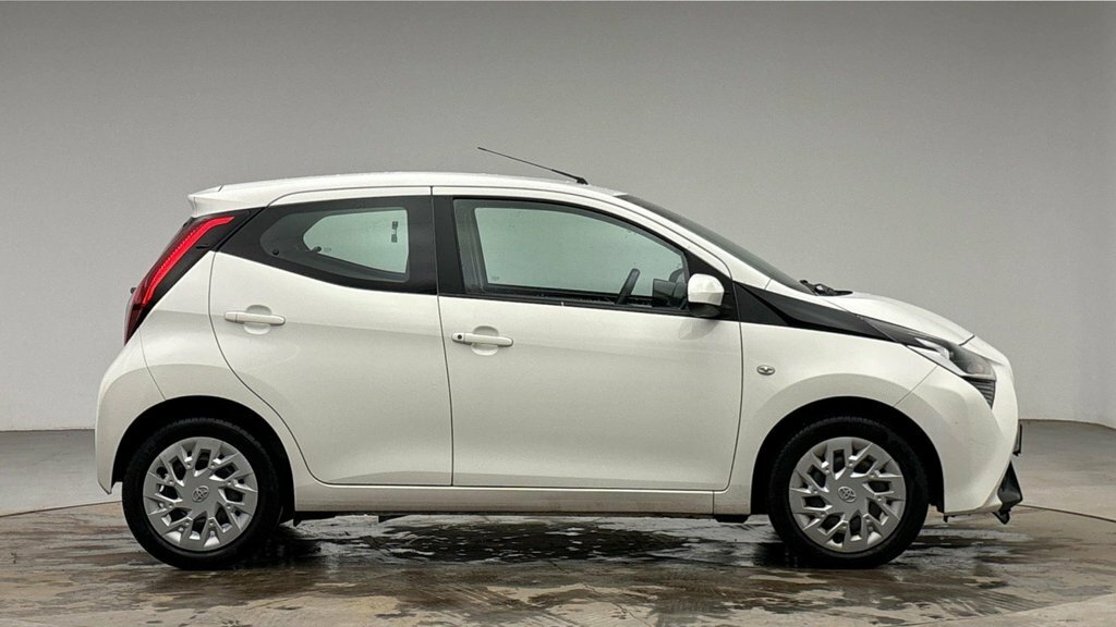 Toyota Aygo 1L X-play White #3