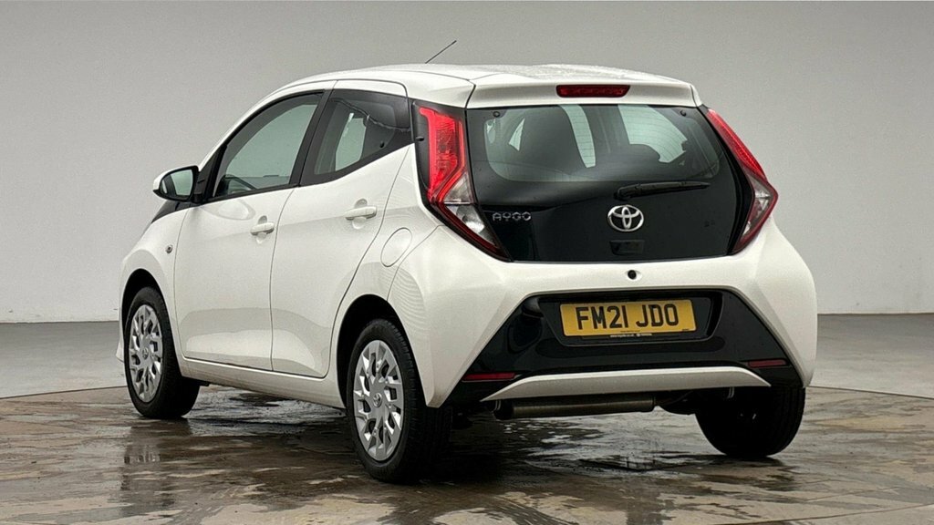 Toyota Aygo 1L X-play White #2