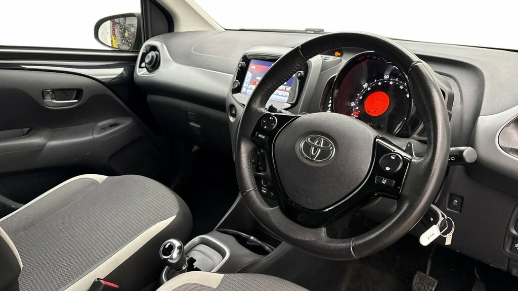Toyota Aygo 1L X-play Black #4
