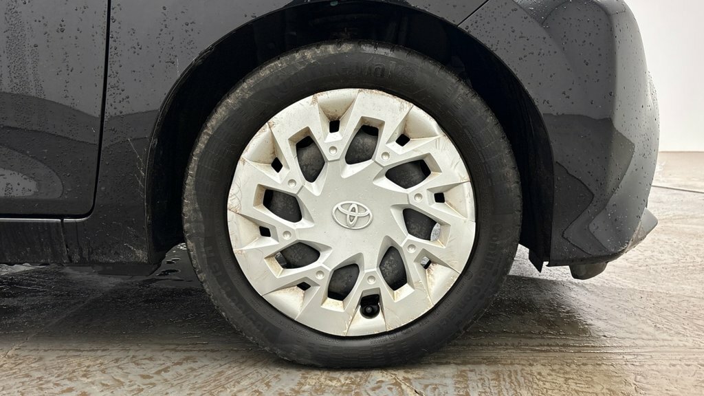 Toyota Aygo 1L X-play Red #8